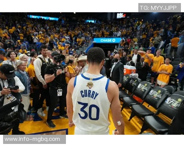 追梦与库里携手共进各展风采共同引领球队的精彩旅程